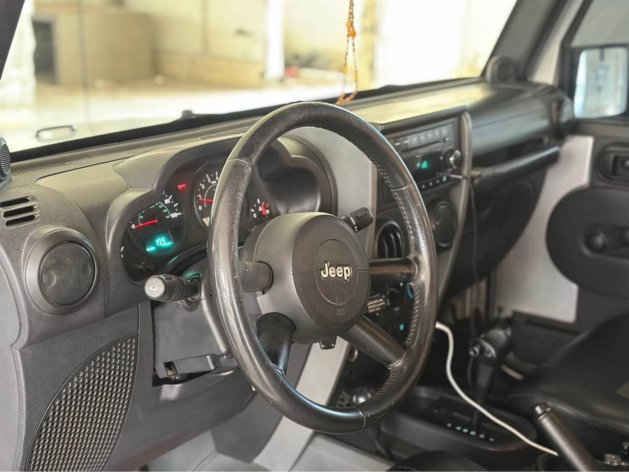 جێب ڕانگلەر  ٢٠٠٩ 
بێ بۆیاخ بێ سارد بێ شوخت 
گێڕو مەکینە و ئەکسل و کارەبای مەزبوت بە شەرت 
سەنەوی تا ٢٠٣٠ تازەیە تەحویل بە شەرت 
وینجەی ١.٥ تۆنی لەگەڵە 
عەتەری شەریکەی لەگەڵە لە ڕەنگی سەیارەکە 
چوار تایە و ویلی ئەمریکی ئەسڵی بۆ دانراوە 
سەیارەکە سفری ئێرەیە 
نرخی ١٢٧ و مامەڵە 
*********** السليمانية, العراق
