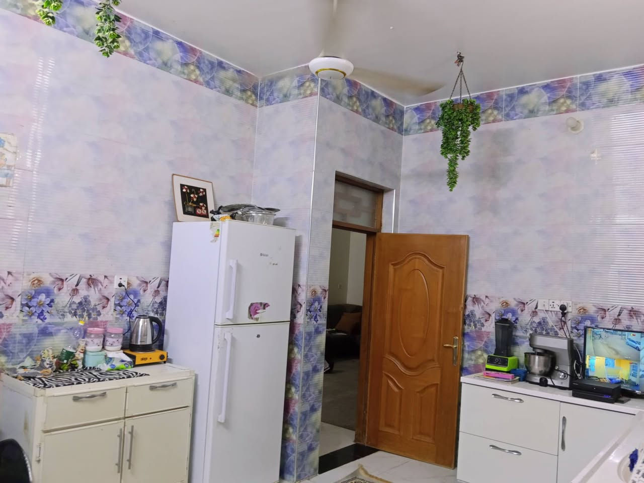 دار للبيع في الجامعة 200م طابق واحد مطبخ وصاله واستقبال مفتوح للصاله وغرفتين نوم ومجمع صحي والفوك بيتونه وممكن اضاف غرفتين مقابل مدرسة الجامعه بالفرع المقابل لها رقم القطعه 864 السعر خاص الرقم ***********
