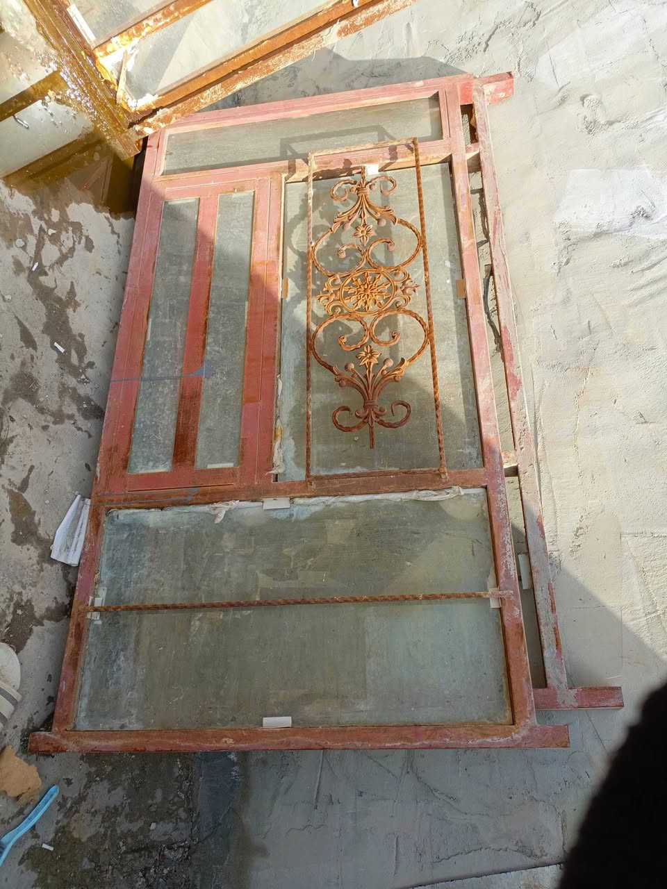 3 شبابيك حديد ثقيل  واحد مترين بمتر ونص وثنين مترين بمتر السعر 250 وبيهن مجال***********
