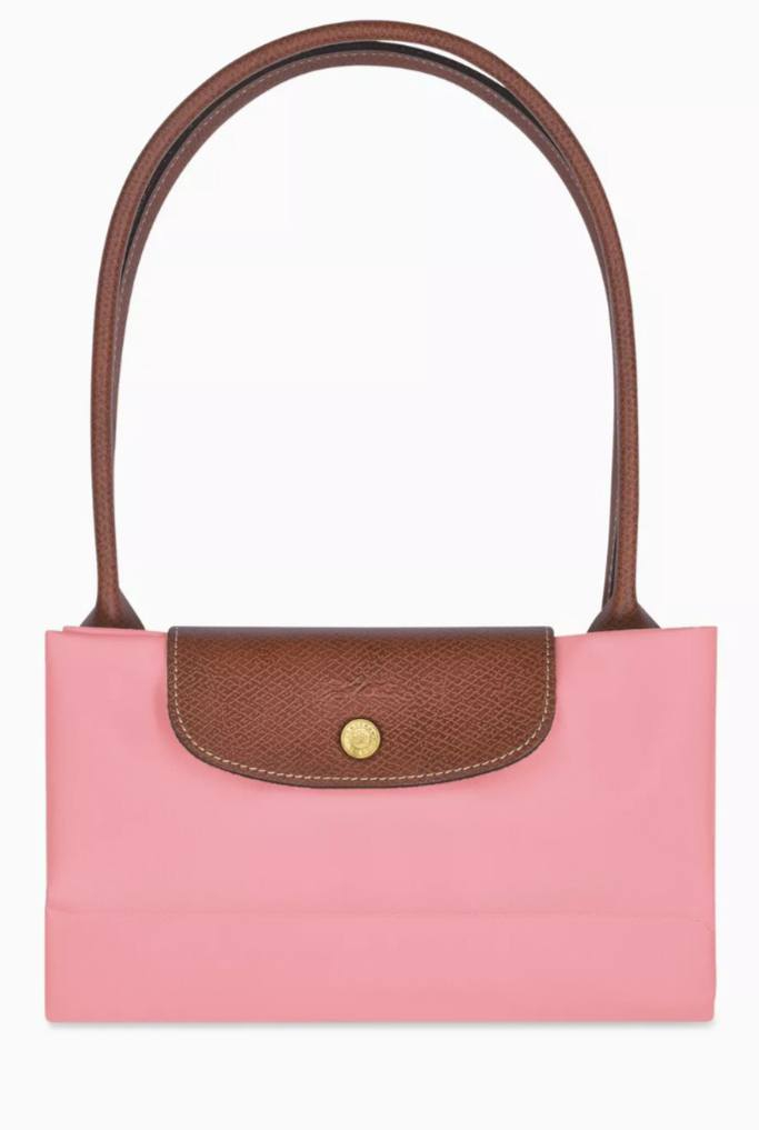 هذه حقيبة يد "لو بلياج أوريجينال الأصلية" (Le Pliage Original) من لونشان (Longchamp) باللون الوردي الفاتح (Pink Tea) ومصنوعة من قماش البولي أميد المعاد تدويره مع حواف من الجلد الروسي (جلد البقر).


**إذا كنت صاحب هذا الإعلان وتريد حذفه لأي سبب، رجاءا أرسل رسالة إلى الدعم الفني**