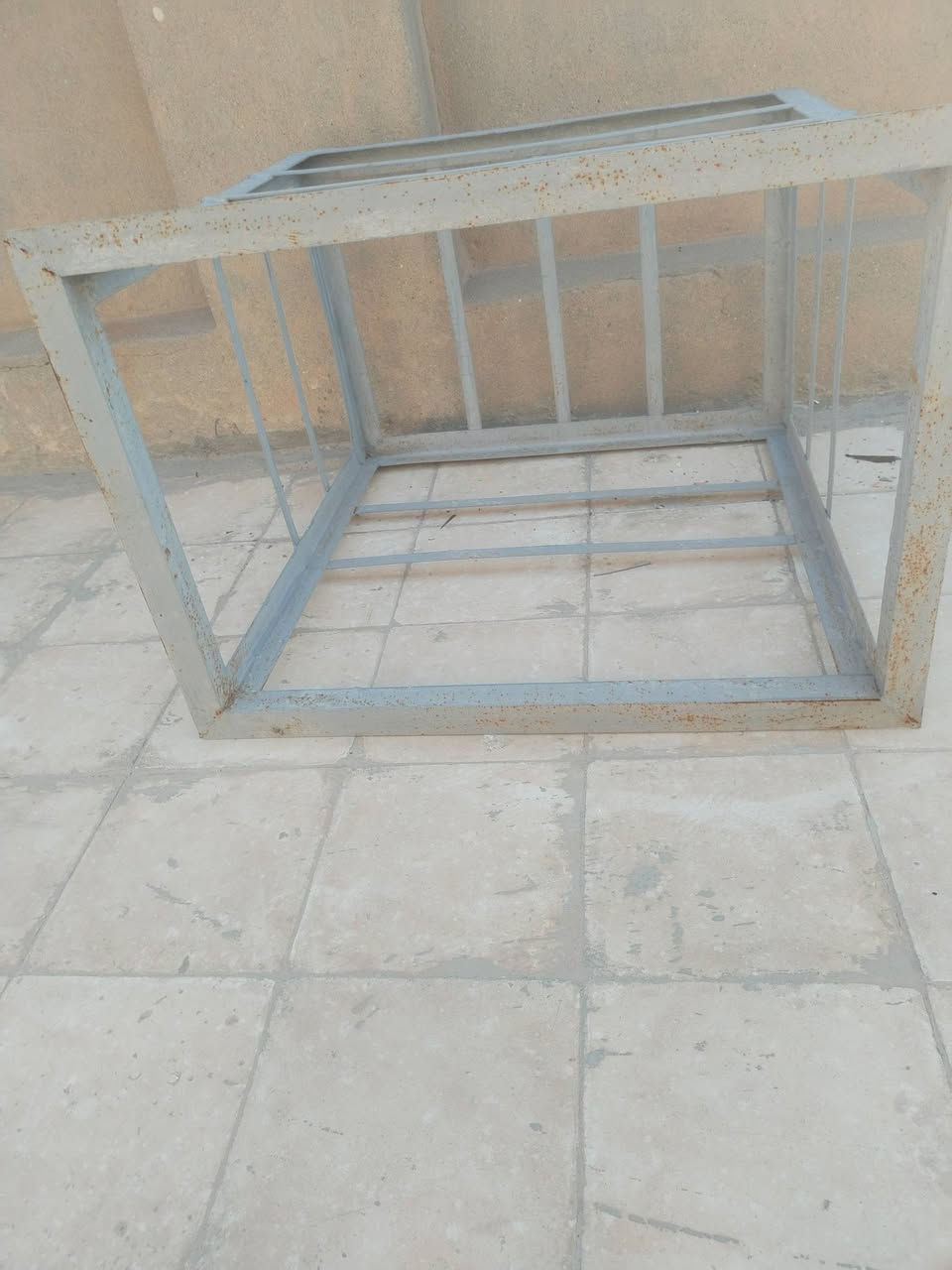 الس لام عليكم قفص مال مكيف للبيع قفص قوي مابيه اي زنجار مثل ما موضح بل صوره كوت كفاءات *********** سعره 25 وبي مجال بسيطط
