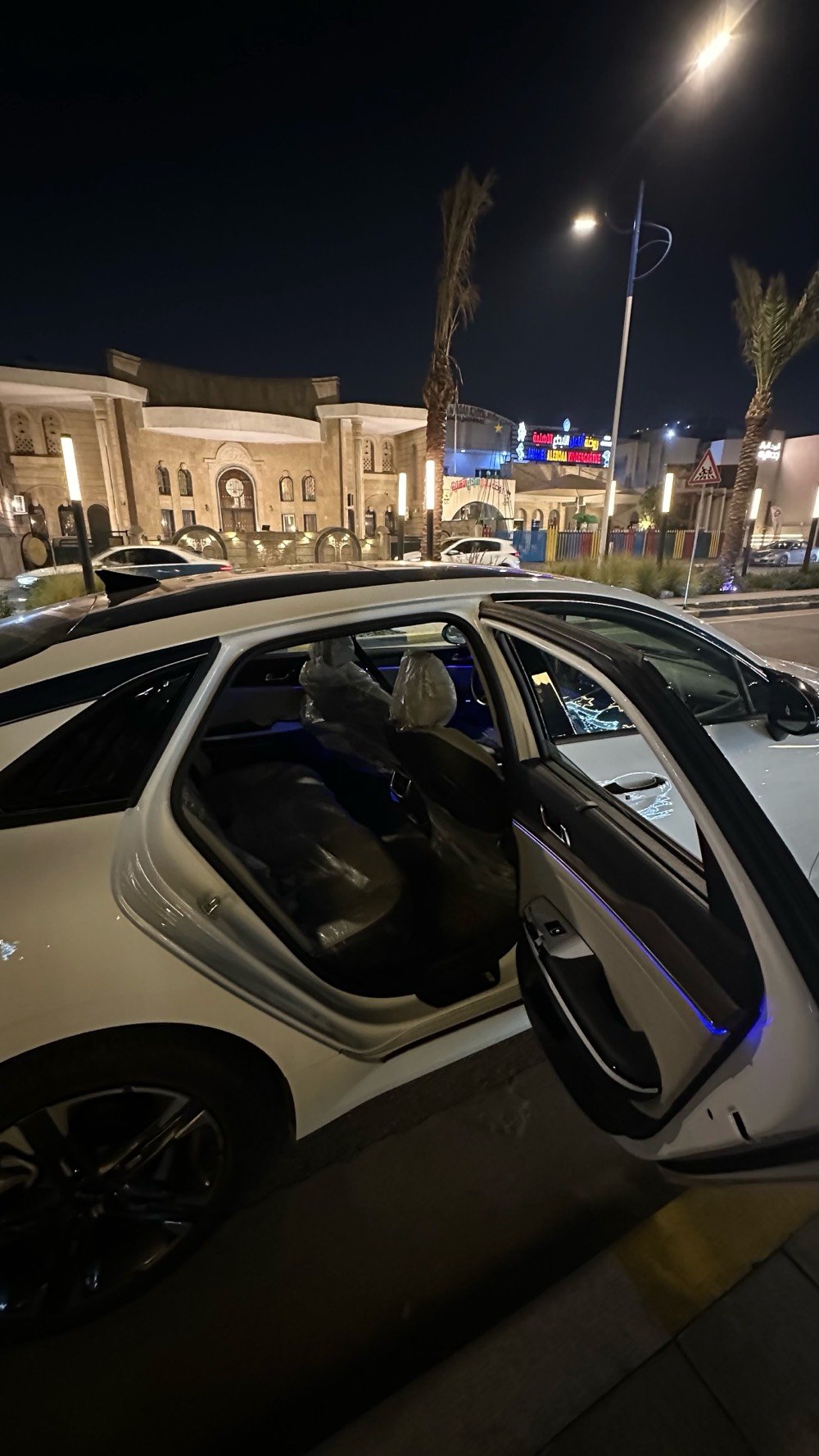 فول مواصفات Ex خليجي كشنات جلد وبنوراما ابواب دشبول مطعم صاج شاشة كبيرة تحكم ستيرن دخول ذكي وترحيب بصمة سايد بريك مكينه دوش 2.0 الفين كشن خزن ميموري كشن كهربائي شاحن لا سلكي ٤ مداخل usb قطعتين تبريد فول فول مواصفات كامرة خلفية بالبك وايضاً عند المشي اوتو هولد للازدحام 