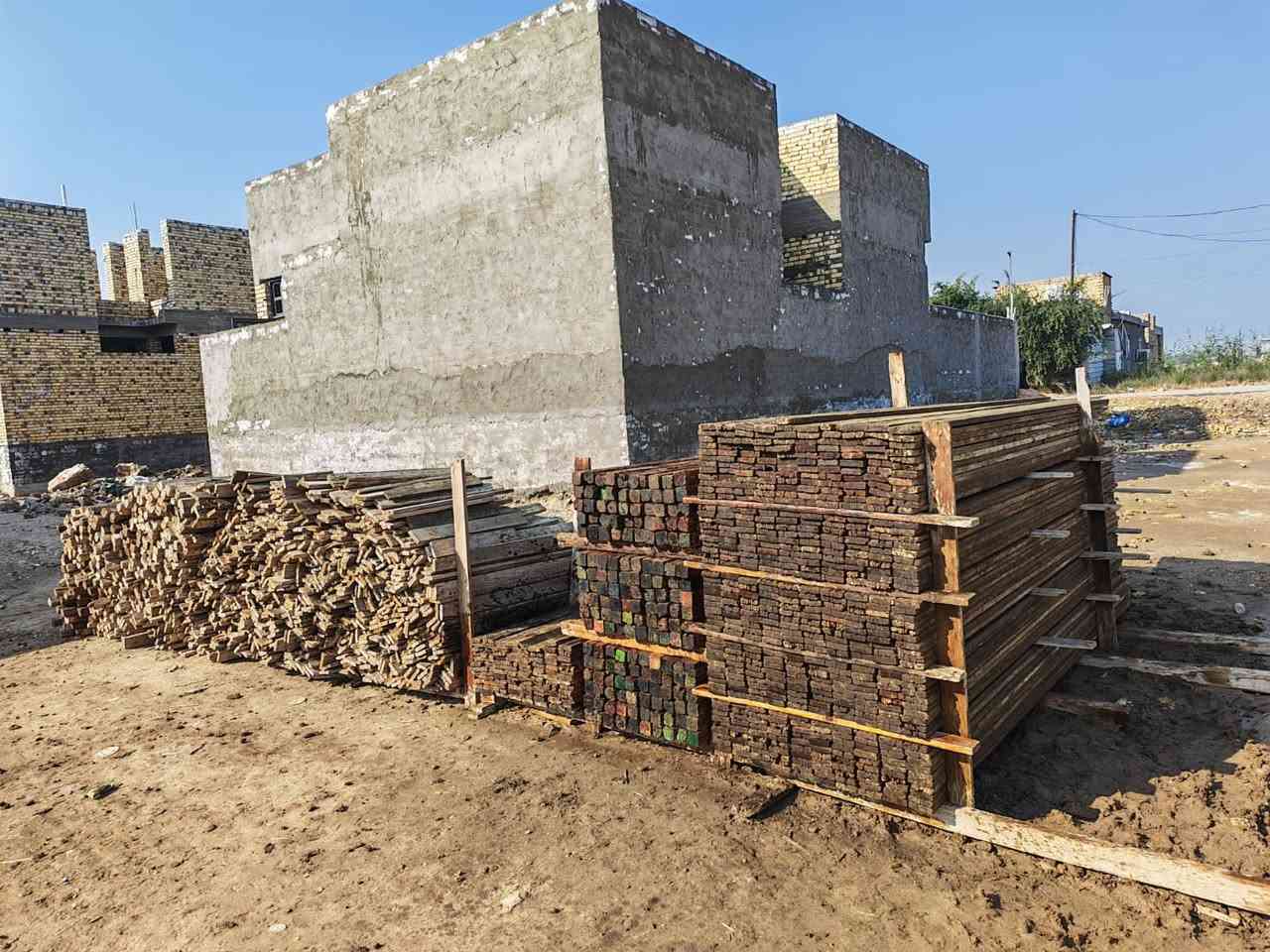 قالب خشب نظيف عدد 14 مكعب يدك 300 متر  المكان بابل   الاستفسار ***********
