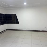 شقة طابق اول للايجار ب ٨٠٠ دولار باب معزول غرفتين وصاله ومطبخ وحمام وس...