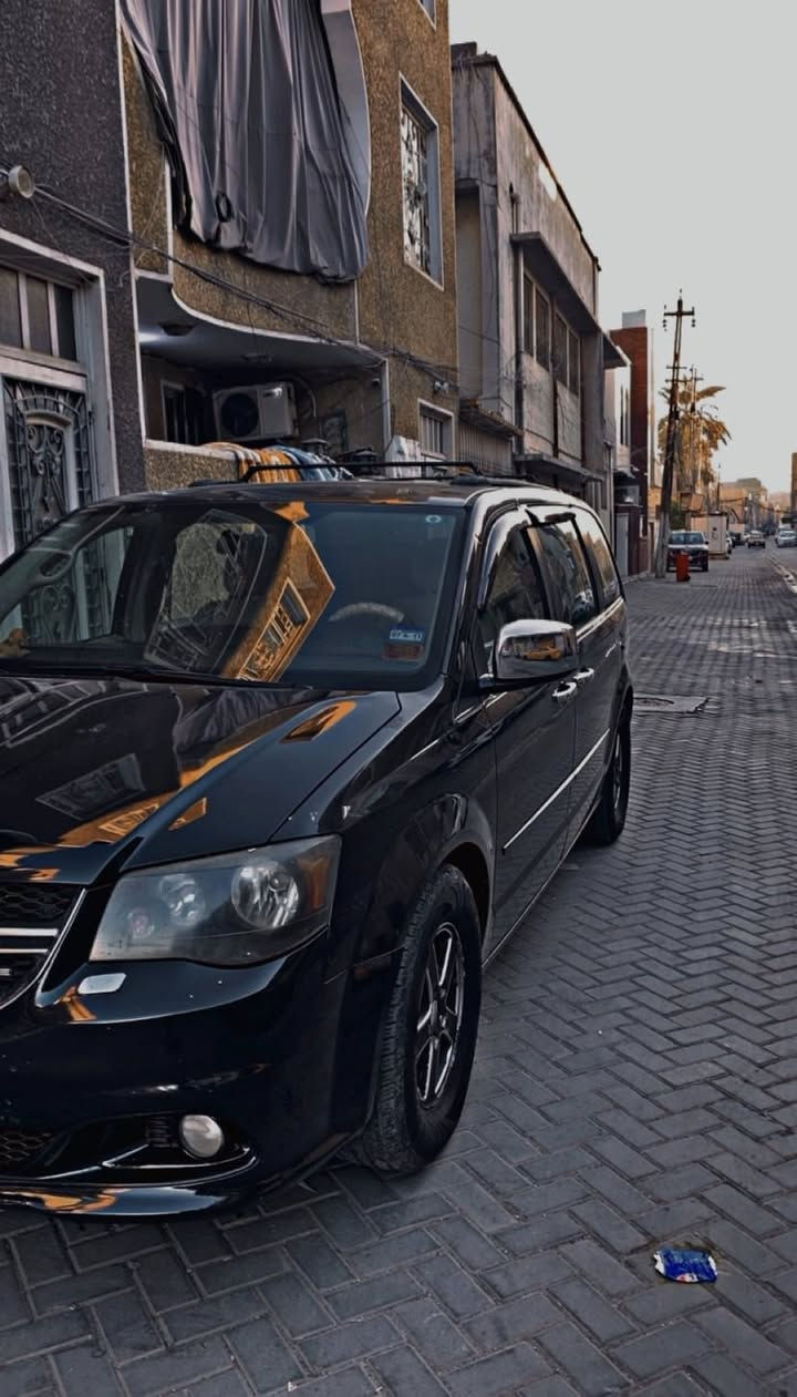 دوج كرفان 2012للبيع
رقم بغداد الدولي مميز  بسمي 
فول مواصفات   VIP. الفئهSXT
محرك 6 سلندر حجم 3.600
سياره 7 راكب 
تبريد مركزي 3 قطع 
شاشه وكامره خلفيه +شاشتين بل قماره  DVD
تحكمات ستيرن مثبت سرعه 
شاشه اعطال 
كشنات مخمل +كشن السايق كهربائي ومساج
بيبان كهرائيه 
تشغيل عن بعد 
فتح ابواب عن بعد 
دواسه بريك كهربائيه 
تحكمات ستيرن 
جام كله كهرباء
كشنات سياحي بلع مفصوله 
فرس وسطي 
بصمه + سنتر لوك 
نضام ايكو سياره اقتصاديه 
كير  دبل اوتماتيك +عادي 
وبعد بيها هواي مواصفات 

السياره وارد امريكي كندي بدون ضرر
ولا حادث داخله كلين 
وتقريرها موجود  
بل عراق 
بيها جراد بس بدون ضرر وصابغهن عل ايدي 
والسونار مرفق بل منشور 

صدر جديد باتري تخم تاير كله جديد 
كير مكينه كفاله شادهن قبل ٥ اشهر 
عليها ادامه كامله 
السياره مال بيت  ونضيفه حيل 
مابيها نواقص 
سعرها 145 وبيها مجال للشراي
مكاني 📍بغداد الوزيريه 
السياره مصورها فديو بل منشور 
***********
بل عافيه عل ياخذها
