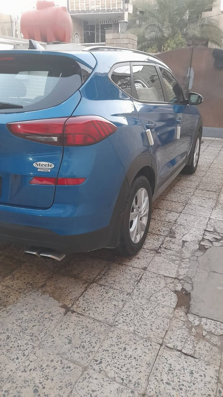 السلام عليكم للبيع توكسان 2021 وارد امريكي ماشية 44 الف السيارة داخلة للعراق كلين صور امريكا مرفقة مع المنشور وهنا بالعراق تبدل باب خلف السكن بسبب حادث بسيط انشد واحد اصلي ونصبغ ، السيارة جديدة جداً المواصفات فول :
-بصمة
-بانوراما 
-رادارات 
-فور ويل 
-كشنات تدفئة امامي خلفي + جلد
-تحكم ستيرن فول
-تحديد مسار
-شاشة كبيرة + كاميرا دوارة
السيارة رقم انبار باسمي سنوية وأرقام جديدة والسعر المطلوب 175$ ورقة وبيها مجال بسيط العنوان بغداد جميلة - شارع خير الله
وللاستفسار الاتصال على الرقم ***********
وشكراً …
