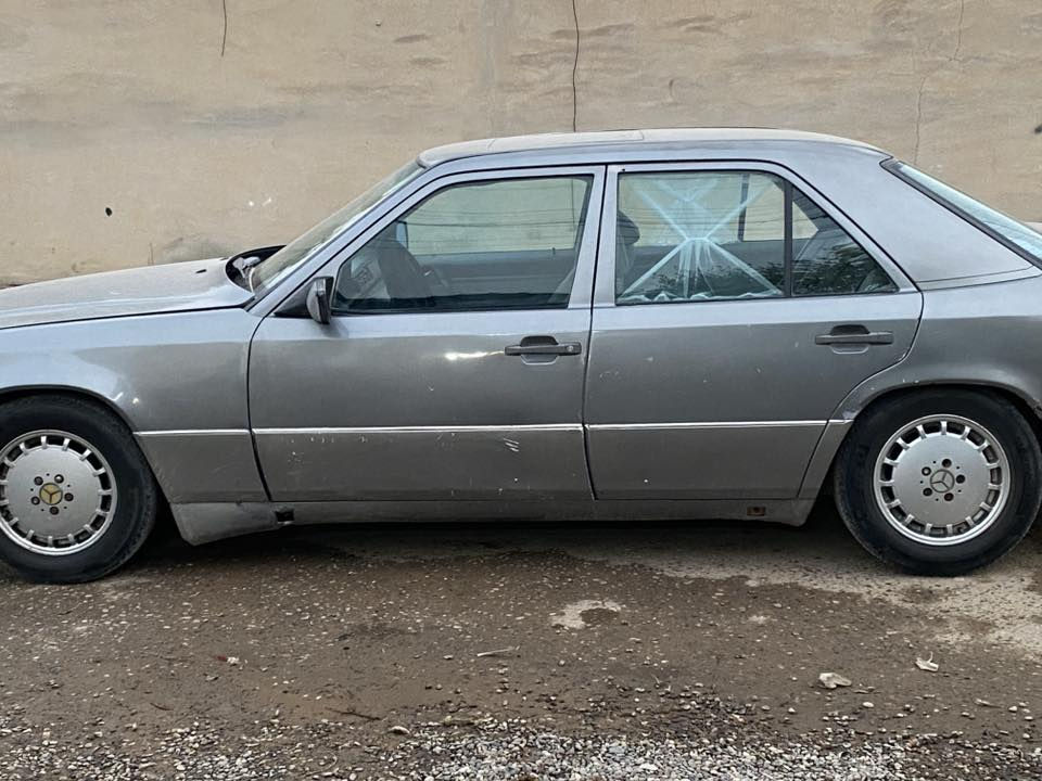 السلام عليكم 
مارسدس حجم 300محركً كير بلادي 4كير عادي سنتر لكً لايت زنون السياره حلوه احلا من الصور رقم نينوى فحص بيها اوراق كامله ابيعك بدون تحويل مكفوله من كلشي
للبيع او مراوس 
السعر ٢٤وبيها مجال 
الاستفسار ***********
مكان السياره الشرقاط
