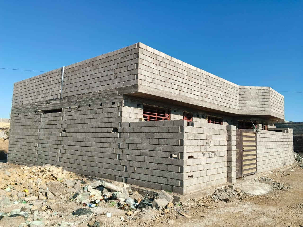 {بِسْمِ اللَّهِ الرَّحْمَنِ الرَّحِيمِ} 
هيكل بناء جديد حي الحكيم نزلة زيوت بغداد ماقبل جسر جديد قرب من مكتبة عمار ثانيه مساحة210م يتكون من غرفتين نوم مطبخ صاله استقبال صيحات خارجيه وداخليه بناء مقبط على خريطة وجهه البيت 15 نزال 14
تواصل مع رقم ***********
