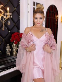 أنثوية • نقشة ورد • ناعمة