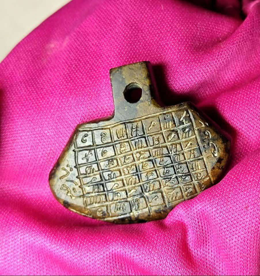 قلادة حجر عباس اباد الافغاني قديم
حجمه كبير وزنه ثگيل تقريبا ١٠ غرام 
اصلي شرط الضمان 
السعر ٧٠ وبي مجال 
منحوت عليه ياحافظ ياحليم 
ياكريم يارحيم 
گهيعص
كلمات جذب بركة لحامل القلادة
يوجد توصيل 
للاستفسار خاص


**إذا كنت صاحب هذا الإعلان وتريد حذفه لأي سبب، رجاءا أرسل رسالة إلى الدعم الفني**