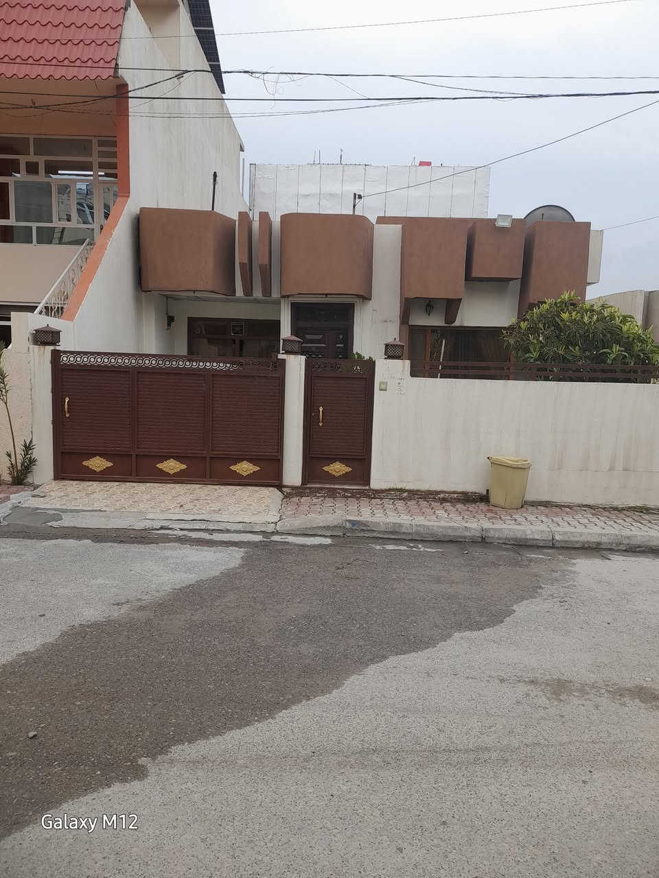 السلام وعليكم ورحمة الله وبركاته  .. أحبتي أصدقائي الأعزاء متابعي صفحة النسيم للعقار في السليمانية  .. يوجد لدينا بيت للبيع جاهز لسكن فوول مواصفات من الداخل  مؤثث فوول يباع مع الأثاث بداعي السفر  .. مساحة ٢٠٠م  واجهة ١٠ .. نزال ٢٠ .. عرض الشارع ١٥م .. منطقة جيدة منطقة شيخ محي الدين قرب خلف بانزين خانة هوائي قرب الممثلية.. كما موضح في الفيديو  .. للإستفسار اكثر يرجى الاتصال على الرقم  .. *********** 
 النسيم للعقار في السليمانية..
