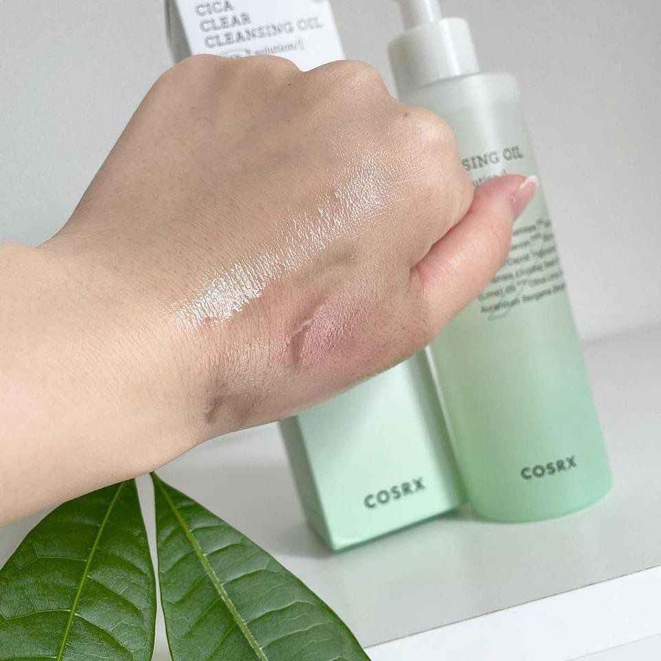 ✨ غسول زيتي لتنظيف البشرة Pure Fit Cica Clear Cleansing Oil من ماركة كوزركس الشهيرة COSRX. صُمم هذا الغسول الزيتي ليكون خطوة أولى فعالة في روتين التنظيف المزدوج، حيث يعمل على إذابة المكياج والشوائب بلطف.
 
✅ الفوائد الرئيسية:-
✔️ تنظيف عميق: يزيل المكياج طويل الأمد، والشوائب من المسام، والأتربة بفعالية دون ترك ملمس دهني.
✔️ مركب CICA-7: يحتوي على تركيز عالٍ من مركب السيكا السبعة لتهدئة وتبريد وترطيب البشرة الحساسة والمتهيجة.
✔️ زيوت نباتية: غني بسبعة أنواع من الزيوت النباتية الطبيعية مثل زيت الجوجوبا، والأفوكادو، والزيتون.
✔️ معالجة الرؤوس السوداء: يساعد في إذابة الرؤوس السوداء والبيضاء وتنظيف المسام المسدودة. 
✔️ يعتبر مثالياً لجميع أنواع البشرة، وخاصة البشرة الحساسة والمعرضة لحب الشباب بسبب تركيبته الخفيفة والمهدئة. 
#الاصلي المنشأ كوريا 🇰🇷 💯
السعر 16 الاف
🚘 يوجد خدمة توصيل لجميع محافظات العراق ٤ الاف 🚘 المحمودية, بابل


**إذا كنت صاحب هذا الإعلان وتريد حذفه لأي سبب، رجاءا أرسل رسالة إلى الدعم الفني**