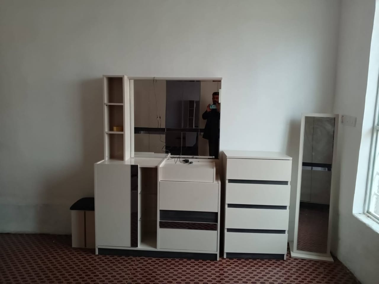 غرفة للبيع بسعر مناسب .
يثرب المزاريع .
للاستفسار ***********
