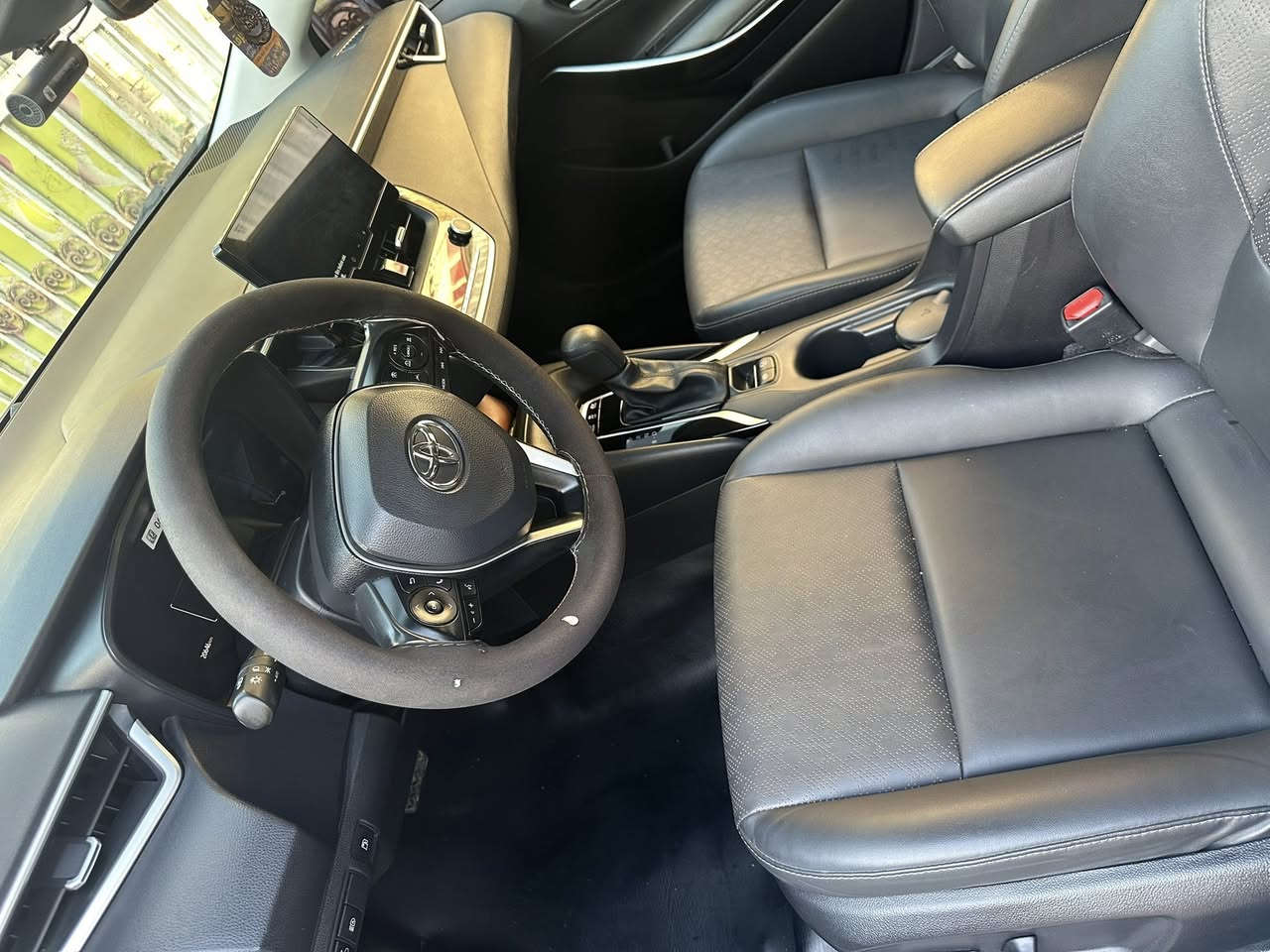 � للبيع كورلا 2024 وارد الصين 🚗
▫️ اللون: أبيض

▫️ داخل: جلد اسود

▫️ القير: أوتوماتيك

▫️ العداد: 24,000 كيلو

▫️ الحالة: نظيفة جداً

✨ المواصفات:

 • شاشة

 • كاميرا خلفية

 • تحديد مسار

 • بلوتوث + USB

 • مثبت سرعة

 • تكييف قوي

 • إيربگ  

🔥 المميزات:

 • السيارة ما تحتاج شي

 • مشيها ناعم

 • اقتصادية بالبنزين

 • فحص بأي مكان

* السيارة مكفولة 

اشاير بالدعامية لد 

دوشمة ارضية اصلي

💰 السعر: (155 ورقة) وبيهة مجال 

📍 الموقع: (البنوك)

📞 للتواصل: (***********)
