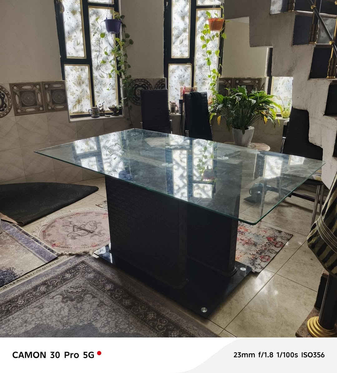 ميز طعام كبير بواجهه زجاج سميك وقاعده زجاج ايضا مع ستة كراسي المنيوم ومسند وظهر الكراسي جلد
الميز موجود في محافظة البصره ويمكن التواصل على الارقام
 ***********
***********
ملاحظه /السعر قابل للتفاوض البصرة, العراق
