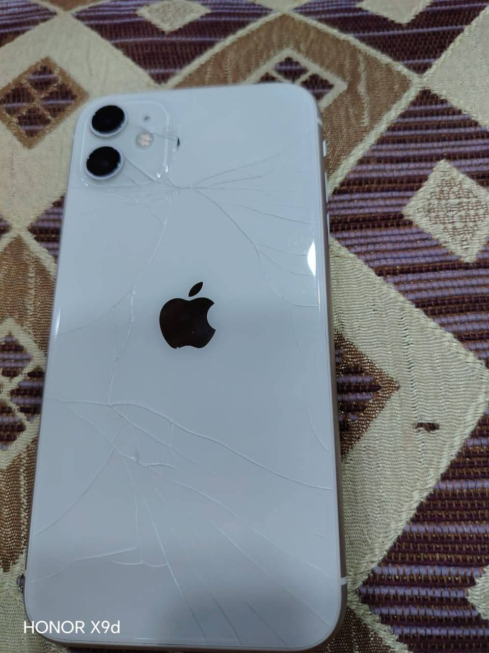 سلام عليكم  ايفون للبيع11 عادي ذاكره 128  بطتريه 81اصل ابااد ماداخل صيانه بس ضربه بضهر كله شقال***********
