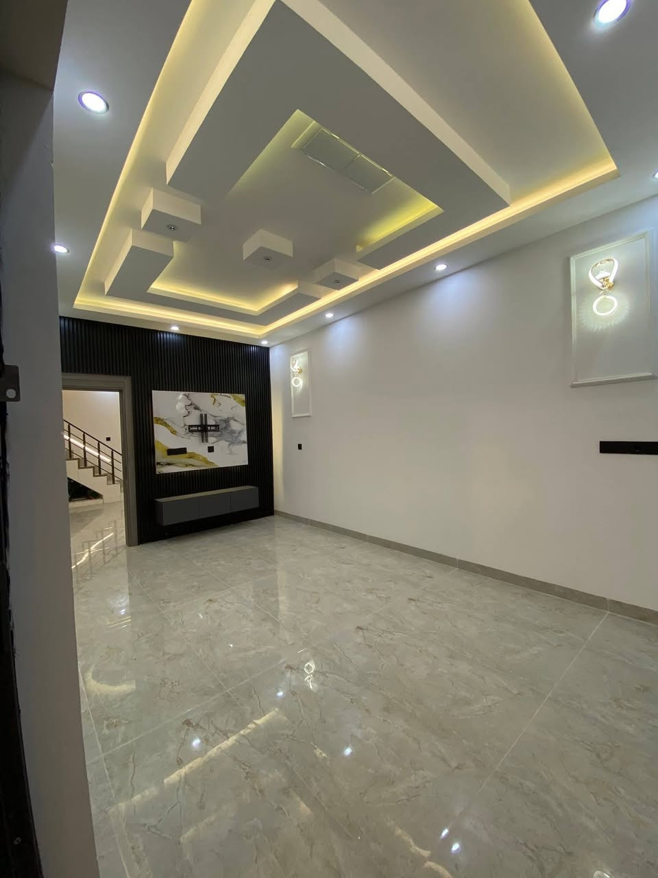 دار للبيع 168ونص متر طابقين فول مواصفات يحتوي على 4 غرف نوم طابو  صرف موقع مميز خلف التجاري ومنطقة هادئة ومرغوبه  ( منطقة حي العسكري - قرب جسر حصو ورمل ) 
للاستفسار الاتصال *********** ☎️ ***********
