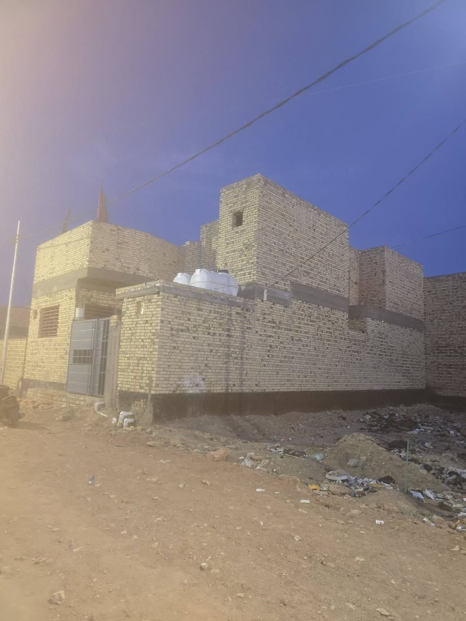 بيت للبيع طابقين كونكريت مسلح الطابق الثاني ثلاثه غرف الجوه غرفتين وصاله ومطبخ وبراني وصحيات الخدمات الشارع ماي مجاري كهرباء  التبليد انشالله بعد ايام الشركه جاي تستغل العنوان حي المعراج خلف الشركه المعراج الااتصال لصاحب الدار رقم تليفون *********** مكلف بنشر
