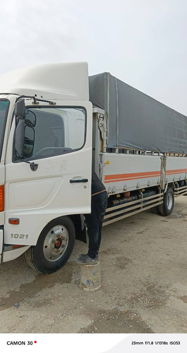 السلام عليكم
هينو شيطان ( أيسر بلاد )  موديل ٢٠١٩
 محرك ٨٠ عادي الطول سته وربع ابلادي بدي قطعتين ارتفاع ٧٠سم
طخم تاير ١٩.٥  وزوج تانكيات ٤٠٠ لتر
رقم بغداد 
حمولة  ٣ طن 
 والسيارة جاهزة من كل النواحي 
السعر  ٤ شدات وبيها مجال
واي استفسار اني حاضر ***********
مكان السياره / السماوة
