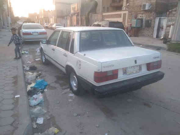 سلام عليكم فالفو موديل 86 مكينه وكير بلاد اوتماتيك رقم نجف ألماني تحويل مباشر كهربائيات وتخم تاير حداديه شواصي   بيع او مراوس ***********
