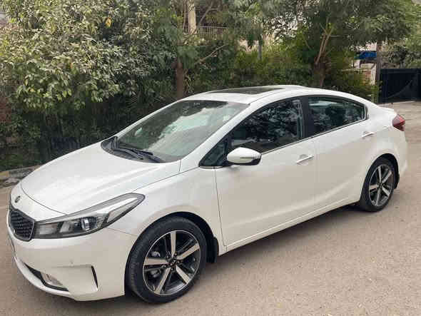 كيا سيراتو 2017 وارد ايراني اصل خليجي..
كفاله من الصبغ والتبديل وحتى من الشخط من الزيرو باسمي.. 
ماشيه 40 الف شرط تراي مال جديد 
فول موصفات اعلى فئه VIP..
بصمه..
محرك 2000 دوش..
كراسي كهرباء وكشن السايق خزن ميموري..
تبريد تدفئه بل الكشنات..
راذارات امامي جانبي وتوقف ذاتي..
فتحة سلايد..
مري شفط وترحيب..
سماعات انڤنتي..
شاشه وكامره بلاد جي بي  S
 البجم لد والبك لايت لد كامل.
تبريد خلفي امامي ومنفصل وشاشه لمس.. 
خمسه ويل كب والسبير منازل.
اللايت زنون وعدسه بلاد.. 
تدفئه بل الدركه.. 
حساس خلفي امامي ويطلع بل الدشبول ياشر.. 
شاشة اعطال بل الدشبول.. 
دكمة مود درايف 3 وضعيات..
ترحيب عند الاقتراب بل المري ويدات البوب.. 
السياره بعد مبيه موصفات كله بلاد هاي جنايتها يعرفوها
الشراي يتصل ومكاني بغداد حي الجهاد السياره جديده بمعنه الكلمه وين يعجبك نفحص.. 
... ***********....
