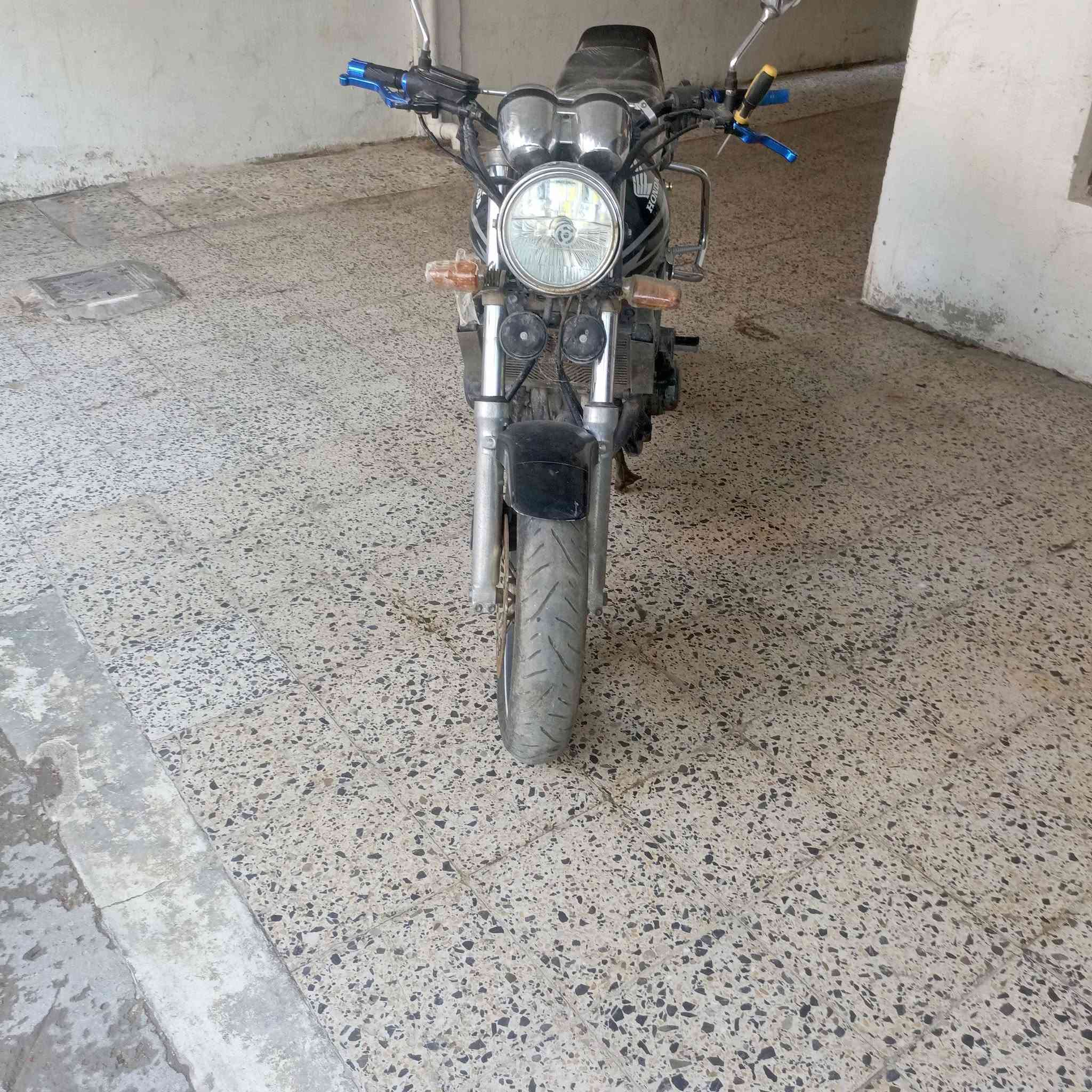 السلام عليكم دراجه سيبي 400 جيل الاول 16 ولف دراجه شغاله بس بيه شويه نقوصات للبيع فقط سعر 900 وبيه مجال بسيط تواصل واتساب ***********
