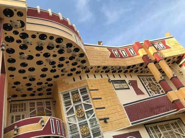 سلام عليكم دار للبيع مع اثاثها تحتوي على 6 غرف نوم موثثه ومكيفه مساحه دار 300 مع الاثاث 
نو دار طابو صرف.. يوجد بر انترنيت في صطح لبيت 
عرض شارع  11 متر مكان دار العطشي خلف مستشفئ الحسنيه العام سعر الدار 260 .رقم الهاتف ***********
