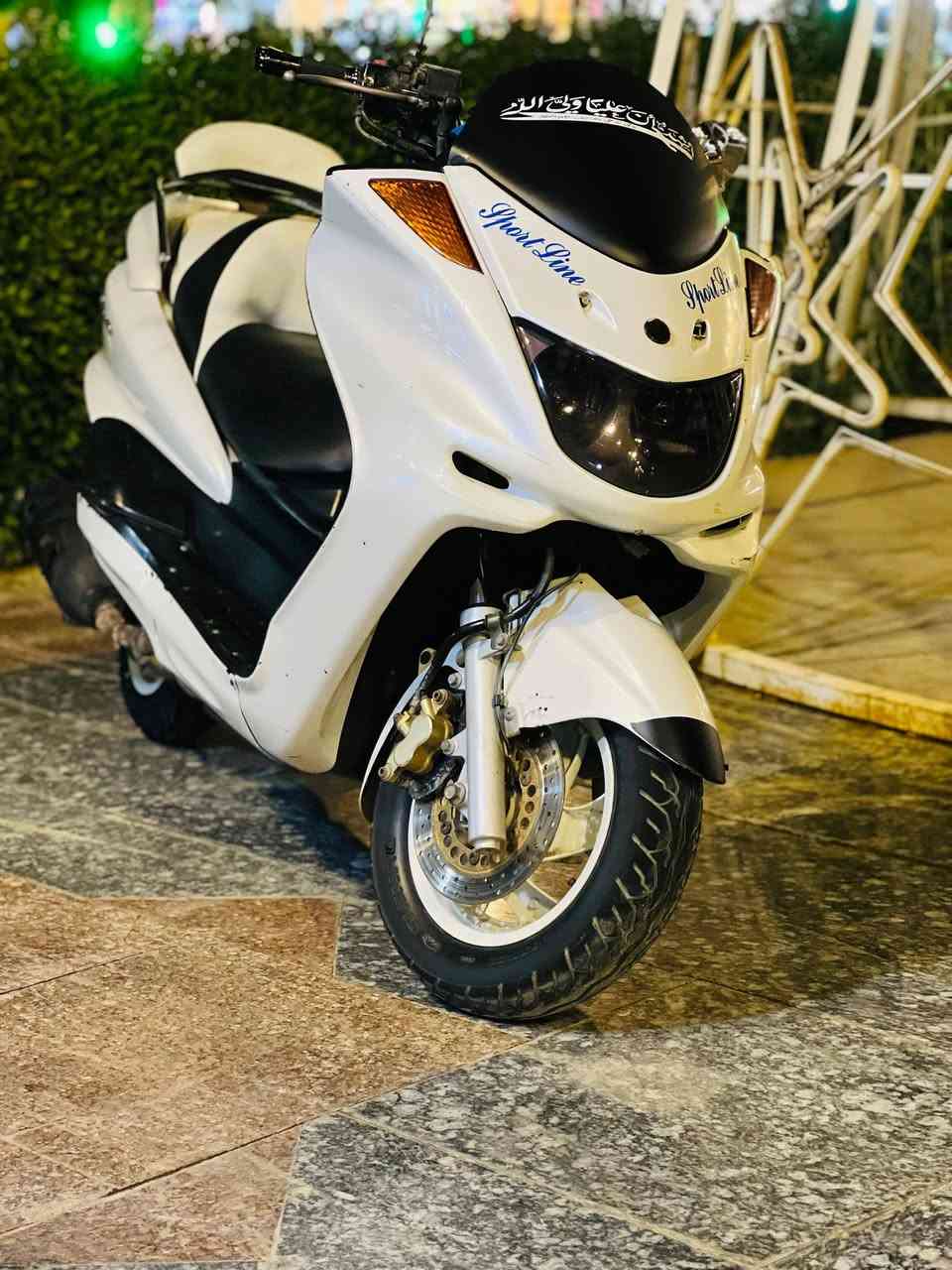 Yumaha magistea(يوماها ماجسته) .دبل رون 
دراجه خير ورحمه من الله 
حجم .250 cc 
مكينه خير من الله 
تاير جديد 
كهربائيا كلها شغاله ( كل)
زيت اصلي ( امزويل ) ماصارله ٥ ايام من بدلته 
عنوان / 
بابل / حله/ مركز المدينه
متواجد فيس 
باقي التفاصيل خاص
واتساب ***********
