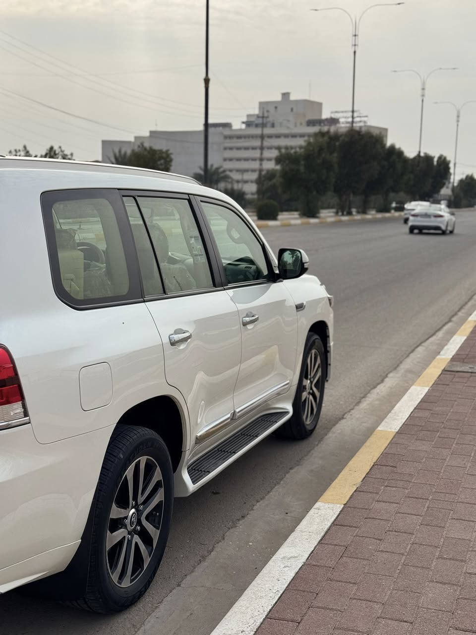 على بركة الله
تيوتا لاند كروز 2018
مكفولة كفاله عامة 
عدا بارد بسيط بالباب الي ورا الصدر 
السياره حيل جديده وعلى ايد وحدة 
رقم بغداد 
بأسمي وتحويل مباشر 
صندوق كهرباء 
شاشات خلفية 
شاشة بلادية 
مري شفط 
6v 
كراسي كهرباء 
كشنات جلد 
فتحه سقف 
هوك خلفي 
3 قطع تبريد 
حساس امامي خلفي 

ماشيه 123 الف فقط 

مكان السيارة الرمادي 
السعر  485 وبيها مجال 
***********
