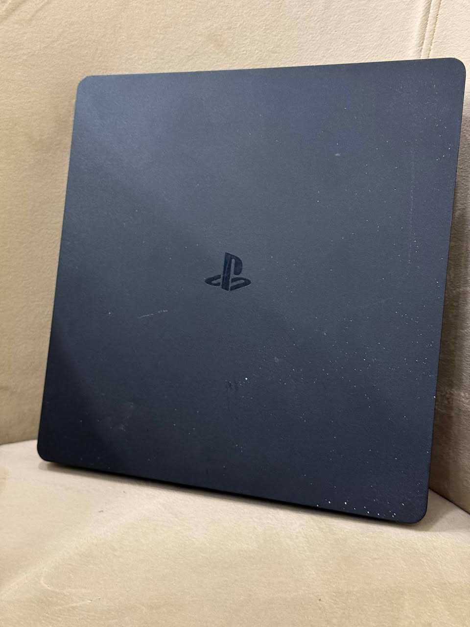 السلام عليكم بلي 4 سلم نضيف ما مفتوح يحتوي على
1: يو بي اس
2: جويستك تجاري جديده
3: قرص فيفا 23
4:مشحون بي بلاس ابو الشهر ما صارله اسبوع من شديته
5:بي 2 دولار
سعره 300 وبي مجال للشراي
للتواصل والاستفسار رقم : ***********
