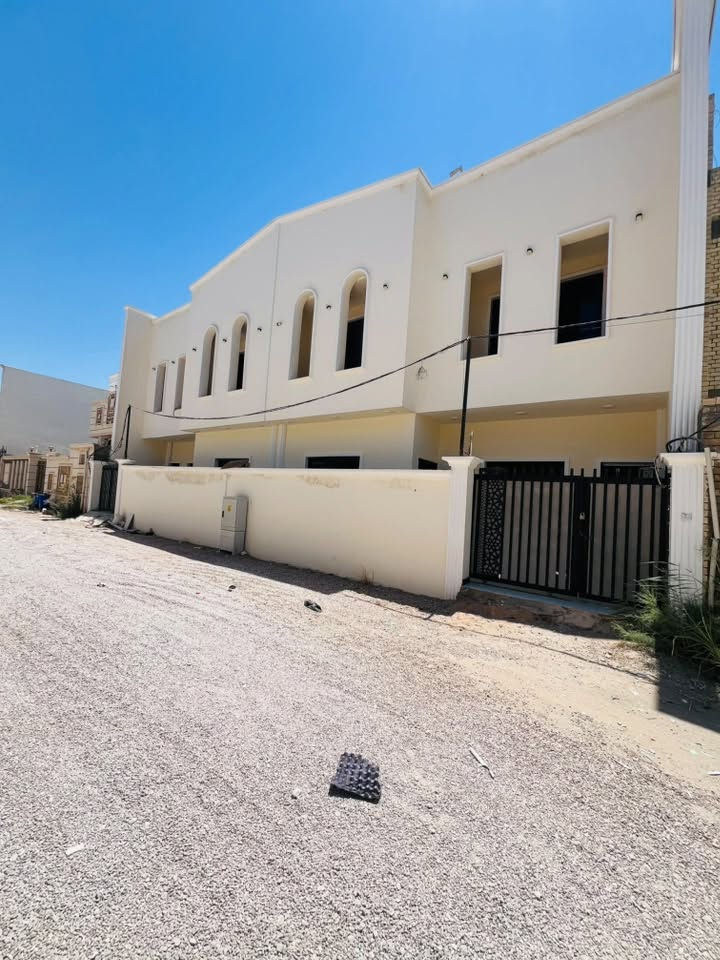 بيوت عدد 2مساحه كل بيت 200 م منطقة الزاعه بالرمادي خلف مطعم دله بناء طابوق كل بيت 5 غرف نوم مراجعه مكتب يونس الجنابي 5 كيلو 
***********
السعر ع خاص
