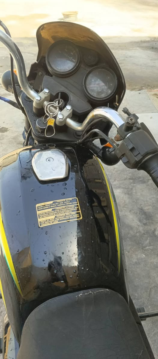 السلام عليكم.
 بوكسر رقم وسنويه مديل 2021
شباب الدراجه بيها مكينه مديل 25 جديده جيس برغي مامفتوح بيها بحيث حته فيرلسه ماسويتها بس المكينه جبتها ب900
 . تانكي صفحايات جدد ويا المكينه جبتهن.
.تايرات جدد قبل شهر شادهن تايلندي الأصلي 
وياها قبق زنجيل جديد مامشدود ولاصلي 
وجامه اضافيه تصير فوك العينه جديده هيه ولقواعد ولبراغي.
وزوج لايت عدسه  كاملات جدد مامشدودات.
 للعلم من شديت المكينه ابد ماشتغلت دلفري ولا يوم.

نقصها بس باتري ضعفان 

. السعر مليونين .
البصره المعقل 
‏‪***********‬‏
