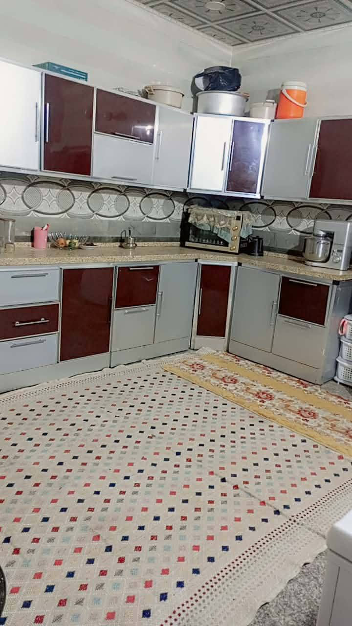 بيت ركن يفتح النفس.. الشمس والهوا بكل زاوية!
"الركن مو بس قطعة أرض، الركن انشراح.
 للبيع بيت 312 متر، طابق واحد، موقعه يجنن لأن صاير ركن على شارعين. يعني البيت ضاوي من الصبح للمغرب، والتهوية فيه درجة أولى. المساحة راهية وتكفي وتزيد، والغرف موزعة توزيع هندسي يخليك تحس بالوسع. اللي يدور على بيت ما مخنوك ويبعد عنه الضجيج للاستفسار الاتصال على الرقم ***********
