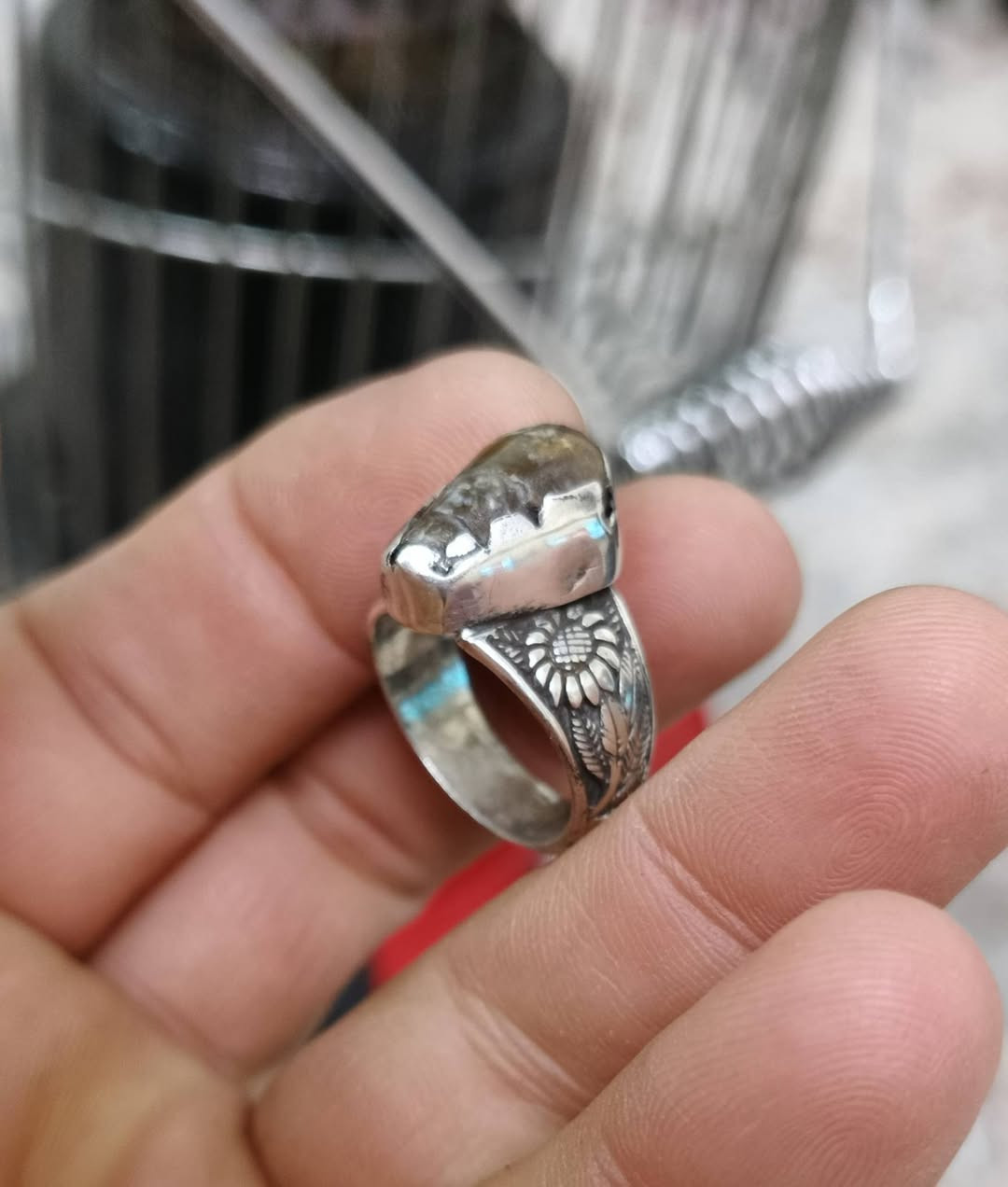 لوي شفاف صياغة يدوية ٦٠ . الف 
بغداد حي النصر 
***********
