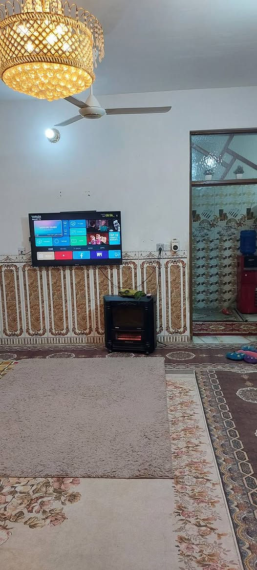 بيت للبيع مطلوب قرض تنطي مقدمه 60 وللمصرف 20 مساحته 100 متر طابق ونص غرفتين نوم واستقبال وهول ومطبخ وصحيات مكان البيت بغداد الحسينية منطقة ال5000 قرب السوق الكبير بشارع المختار *********** ..
