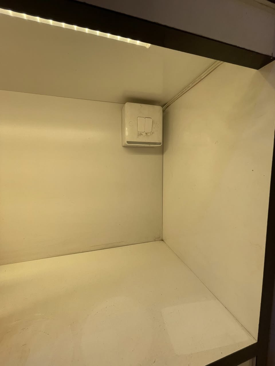 فاترينه تفصال نضيف نفس ما واضح بالصور بيه مخزن واناره الطول 3متر والعرض 2ونص تصلح محل نقلات كوزمتك محل عطور محل ملابس سعر كلش مناسب ب550العنوان بصره 
واتساب ***********
