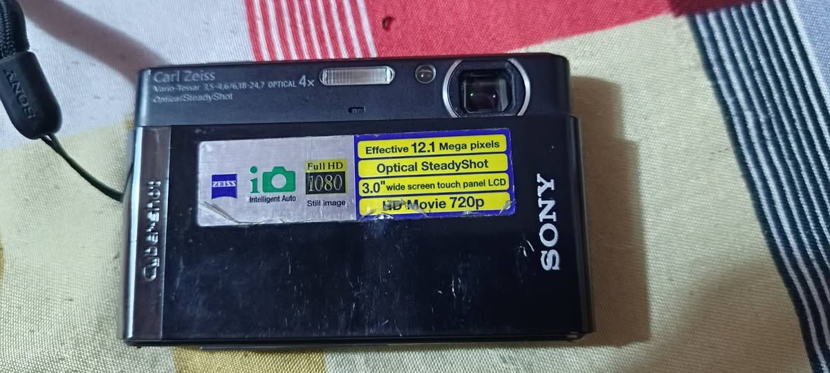 كامرة سوني للصور والفيديو 
شاشه لمس 
دقة عالية كامله 1080
وياها شاحنه وبطاريات ثنين
***********
