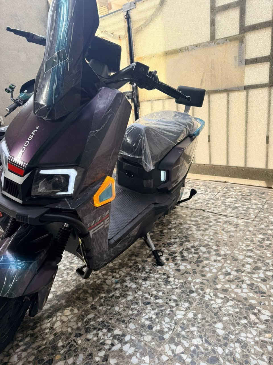 السلام عليكم .....
دراجه شحن نوع (صاعقه) بعدها الجيس ملزوك بيهه 
اخذته قبل أسبوعين والوصل موجود 
الدراجه زيرو ماشي بيهه قليل جدا وكفاله عامه من كلشي
مواصفات..:
بطاريات عدد 6 كباار مسطره
ملف 2500
شاحنه اصليه
شاشه اعطال
عداد سرعه ديجتال
نضام بارك P
نضام رجوع بكَ R
نضام نزول منحدرات
مانع انزلاق
نظام تصليح اعطال TCL
مساحه تخزين واسعه
رميونات بصمات عدد ٢
نظام قفل 
نظام إنذار من السرقة 
الدراجه جديده تمشيك تقريبا ٨٠ كيلو متر وسرعتها ١٠٠ والسرعه الحقيقية توصل ٨٠ 
وبيه بعد مواصفات هواي العنوان بغداد رئاسة العبيدي السعر
اخذتها بمليون و ٢٢٥ وهسه والوصل موجود هسه اريدهه 950
رقم تليفون 
***********
