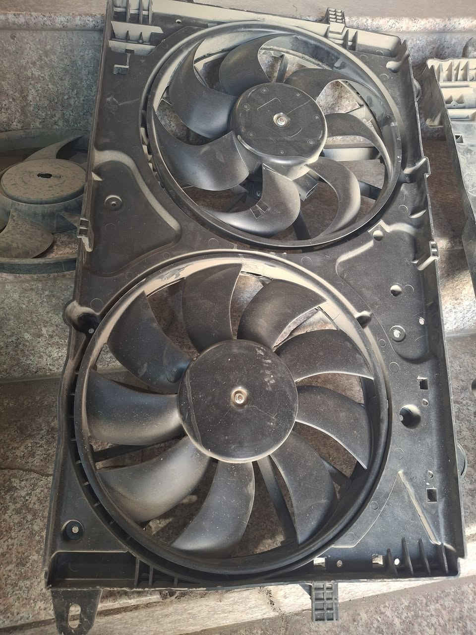 عندي مراوح امبالا ٢٠١٦ الشكل الحديث محرك ٢٥٠٠ للبيع وشغالات السعر ١٠٠ ورقمي *********** بغداد
