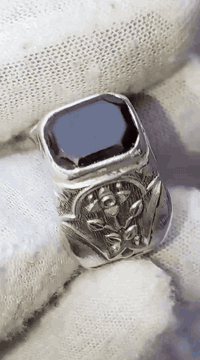 بسم الله ماشاء الله 
يماني شفه قديم )صياغة الحاج طالب ابومشتاق
للطلب الاتصال *********** واتساب!!!!!!!
العنوان بغداد البلديات يوجد توصيل لجميع المحافظات
