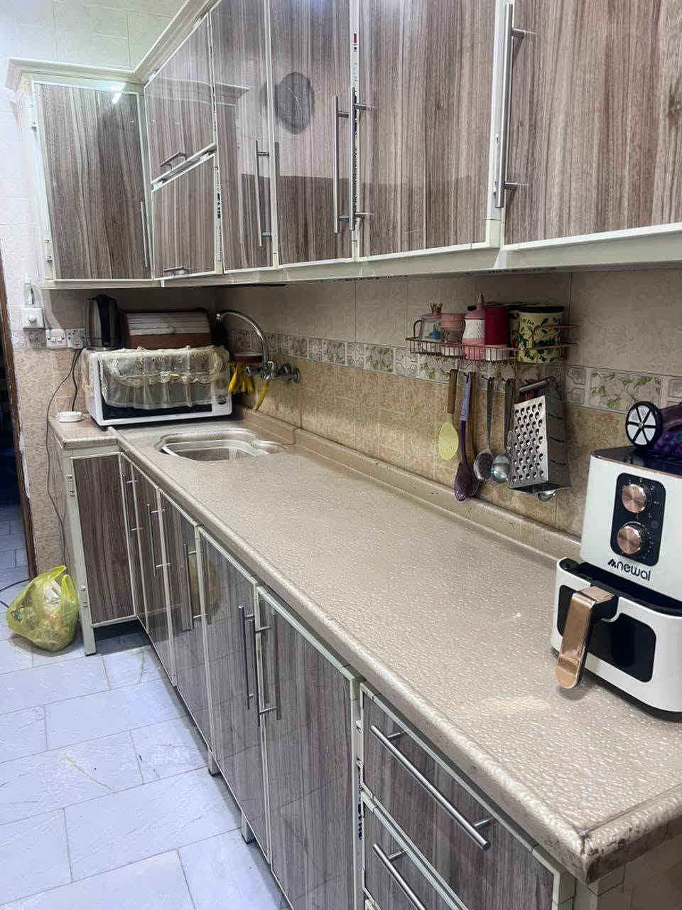 السلام عليكم
كاونتر للبيع نظيف جدا طابقين طولة 3 متر 
مكلف بالنشر للاستفسار على الرقم ***********
