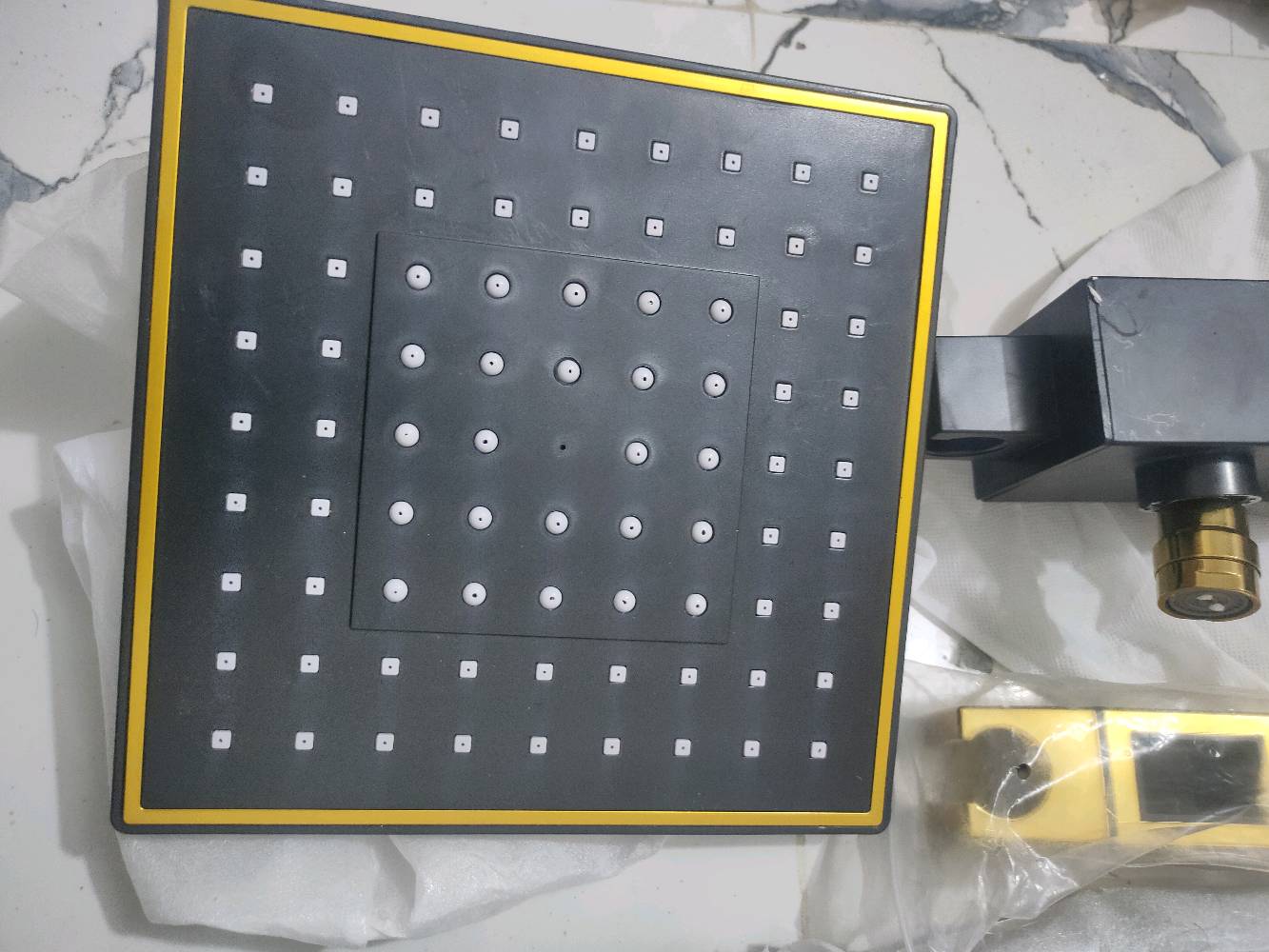 مجموعة دوش فاخرة بمزيج أناقته من الذهبي والأسود، مثالية لإضفاء لمسة مميزة على حمامك. تحتوي المجموعة على دش علوي مربع مع خيارات متعددة للرذاذ، وحوض استحمام بمرشة يد ومقبض تحكم ذهبي أنيق. المجموعة مصنوعة من مواد عالي الجودة لضمان المتانة وطول الأمد.