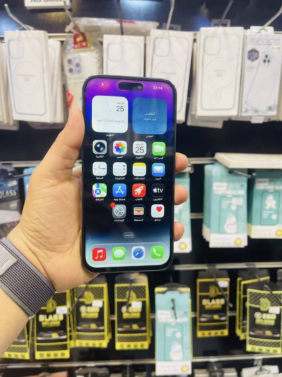 السلام عليكم للبيع
iPhone 14 pro max 
ذاكره 256 
بطاريه 85‎%‎ 
بنفسجي نموذج M ماستر A/AA
الجهاز كله شغال فقط مبدل شاشه اصليه وبيها صفار ب الحواف بس ابد ممأثر عليه كله شغال اتصال انترنيت فيس ايدي كامرات صوت هزاز كله شغال مابيه خلل السعر قفل 490 الف مكاني بغداد مدينه الصدر رقمي ***********
