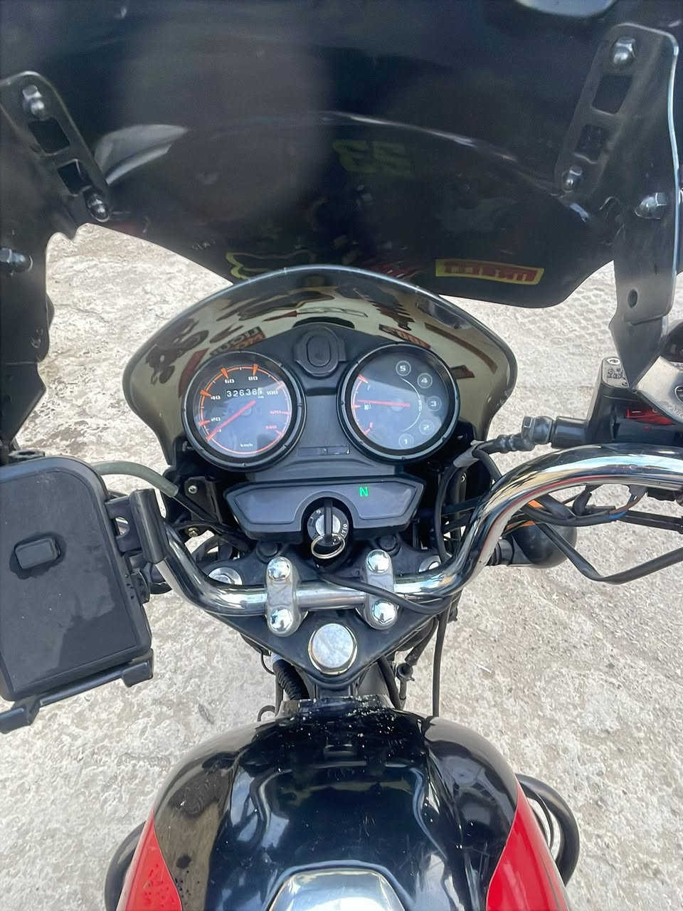 السلام عليكم

بوكسر  جبلي 2022

   5  كير 

تايرات جديد 

باتري جديد 

كابريتر جديد والاصلي موجود عندي 

المكينه بيها خيط تبخير خفيف كلش 

كهربائيات كلها شغاله 

اوراقها ضايعه اكفلها من السرقه ومن كلشي 

السعر مليون وبيها مجال بسيط 

مكان بغداد الدوره 

الرقم ***********
