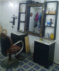 غراض محل للبيع استخدام شهر لعدم التفرغ  رفوف اثنين ـ مراية بيها إنارة ...