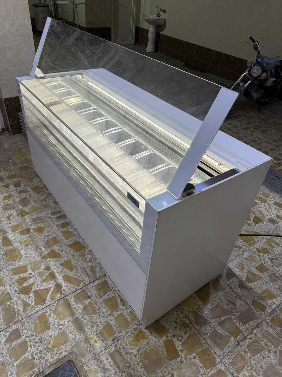 السلام عليكم عارضة ايس كريم من شركة ايز الأيطالية استعماله جداً قليل  ونظافة امبينه بالتصوير
⬇️تفاصيل العارضة⬇️

168،5.   العرض
74   العمق
95.  الارتفاع
9 بلانك صغير يصير 
و
6 بلانك كبير يصير

((مكان العارضة النجف الاشرف))
للتواصل وات ساب
***********
