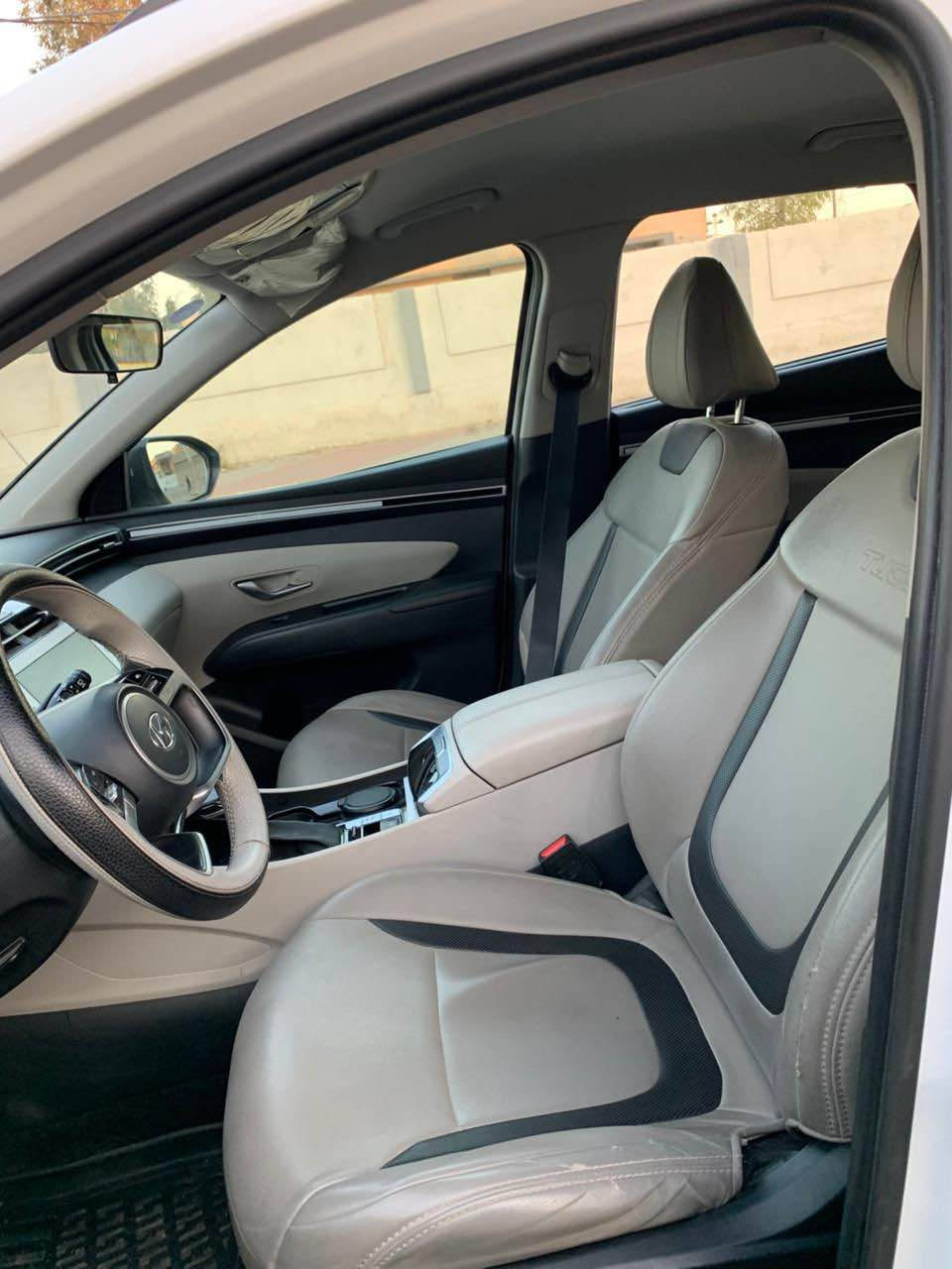 هونداي توسان   2023 خليجي 
ماشيه 83000  الف كم 
رقم سليمانيه   
 حجم المحرك 2.0L 
 مفتاح التشغيل بصمة 
 تشغيل عن بعد 
سايد بريك بصمه 
حساسات أمامية 
حساسات خلفية
لايت زينون + LED 
 كشافات ظباب
 بك لايت LED 
 دخول بصمة ذكي 
 ويل كب 18
 4 دسك
 حساسات ضغط الاطارات 
 اشارة في المرايا الجانبية 
 المرايا قابلة للطي كهرباء 
عدد AIR BAG 2
 هاند بريك بصمة 
 ا ABS 
 شاشة Apple Car play 
 كاميرا دوارة 
 مقود جلد حياكة 
 مثبت السرعة Cruise 
 ا Bluetooth / USB 
شاحن هاتف Wireless 
حركة المقاعد الأمامية كهرباء 
 قطعتين تبريد  
 أوضاع القيادة Drive Mode 
 ا ECO / NORMAL / SPORT 
 أوتو هولد Auto Hold  نظام توقف 
 نظام مانع الانزلاق 
 نظام نزول المنحدرات 
 بردات أبواب خلفية بلاديه 
الملاحظات :جزء صغير من الباب الخلفي جهة الراكب تصليح بارد  وحسب الظاهر بالصورة 
مكان السياره  كركوك
رقم الهاتف ***********
  . كركوك, العراق
