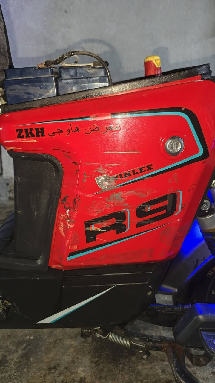 السلام عليكم دراجة شحن R9
للبيع دراجه بابيه شيء بس اشياه بسيطه ضربة واضحة بل صوره بدل باتري واحد بس دراجة نضيفه سعر 425وبيه مجال للتواصل ***********
