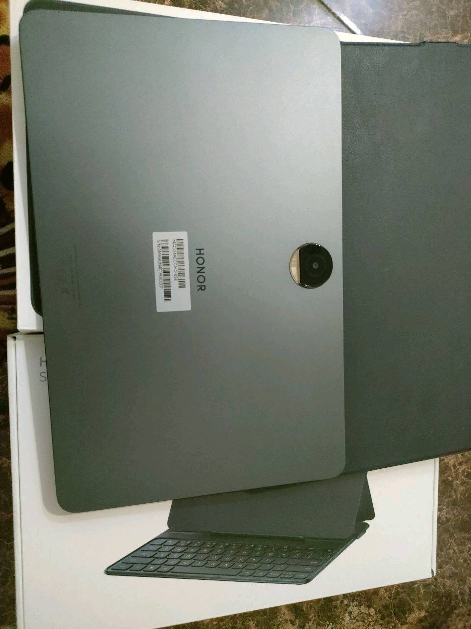 العناون *ناصريه حي الحكيم قرب مطعم الحوراء خلف السريع مقابل اسوق ابو ماهر *///للبيع: جهاز HONOR Pad 9 بحالة ممتازة نظافة 99%
 الموديل: HONOR Pad 9
 المعالج: Snapdragon 6 Gen 1
 النظام: Android 14 مع واجهة MagicOS 8.0
 الذاكرة العشوائية (RAM): 8 جيجابايت + 8 جيجابايت توسعة افتراضية ، بمجموع( 16) جيجابايت
 الذاكرة الداخلية: 256 جيجابايت
 الشاشة: 12.1 إنش بدقة 2560×1600 (2.5K)
 البطارية: قوية وتدوم لفترة طويلة (تدعم الشحن السريع)
 المعالج الرسومي: Adreno (ضمن Snapdragon)
 حالة الجهاز: ممتازة / نظيف جداً
 نظام التحديثات: Google Play محدث (آخر تحديث: أكتوبر 2023)
 مناسب للدراسة، العمل، التصفح، مشاهدة الأفلام والألعاب.
 الملحقات:
( كيبورد حافظة + شاحنه الأصلي + كرتونة الايباد الأصلية )
