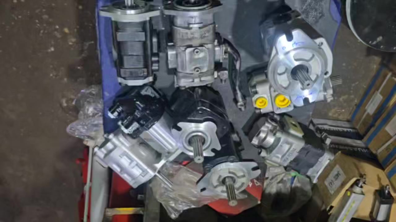 🎬 فيديو العرض: مضخات الرافعات الشوكية (الفوركلفت)  أنواع عالية الجودة متوفرة لدينا! 🚜🔧⚡

في هذا الفيديو نعرض لكم تشكيلة مميزة من مضخات الرافعات الشوكية الهيدروليكية، متوفرة فوراً بجودة أصلية وضمان الأداء!

---

✅ الأنواع المتوفرة لدينا:

🇯🇵 1. مضخة كوماستو - صناعة يابانية أصلي 🏭✨
• جودة يابانية عالية التحمل 💪
• أداء مستقر وطويل العمر ⏳
• متوافقة مع رافعات كوماستو بكافة الموديلات 🔧

🇯🇵 2. مضخة تيوتا - صناعة يابانية 🚛⚙️
• كفاءة تشغيلية ممتازة 📈
• تصميم دقيق يضمن رفع سلس وآمن 🛡️
• قطع غيار متوفرة وسهولة في الصيانة 🔩

🇯🇵 3. مضخة ميتسوبيشي - صناعة يابانية 🏗️🔰
• تقنية متطورة وأداء عالي السرعة ⚡
• متانة استثنائية للعمل الشاق 🦾
• تناسب معظم موديلات ميتسوبيشي ✅

---

⭐ مميزات المضخات:

✅ صناعة يابانية أصلية - أعلى معايير الجودة
✅ كفاءة في الرفع واستهلاك الزيت 💧
✅ ضغط عالي وقوة دفع ممتازة 💪
✅ ضمان شامل على جميع القطع 🛡️

---

🛠️ لماذا تختار مضخاتنا؟

🎯 أصلية 100% - ليست تقليد أو تجميع
⚡ جاهزة فوراً - مخزون كبير ومتوفر
🔧 فنيين متخصصين للاستشارة والتركيب
🚚 توصيل سريع لجميع المناطق

---

📞 للطلب والاستفسار:
***********
راسلنا الآن بنوع الرافعة والموديل للحصول على المضخة المناسبة! 💬📲

#مضخات_رافعات_شوكية #فوركلفت #كوماستو #تيوتا #ميتسوبيشي #هيدروليك #قطع_غيار_ياباني #معدات_ثقيلة #مستودعات #صناعة_يابانية
